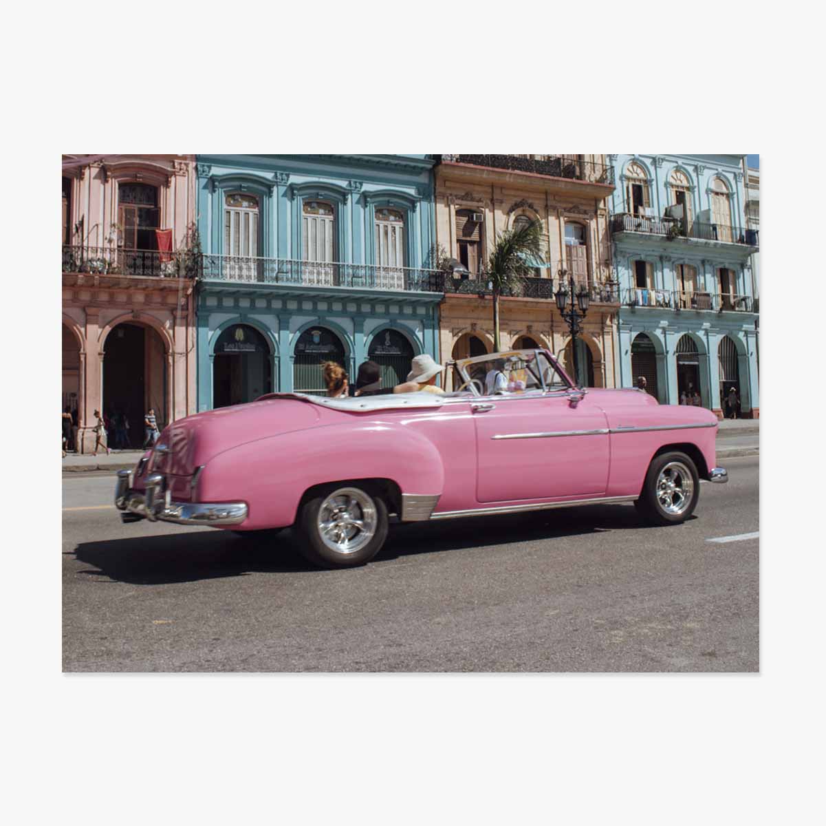 Poster: Ein rosa Oldtimer auf der Straße