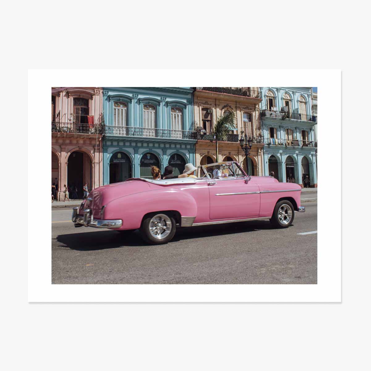 Poster: Ein rosa Oldtimer auf der Straße