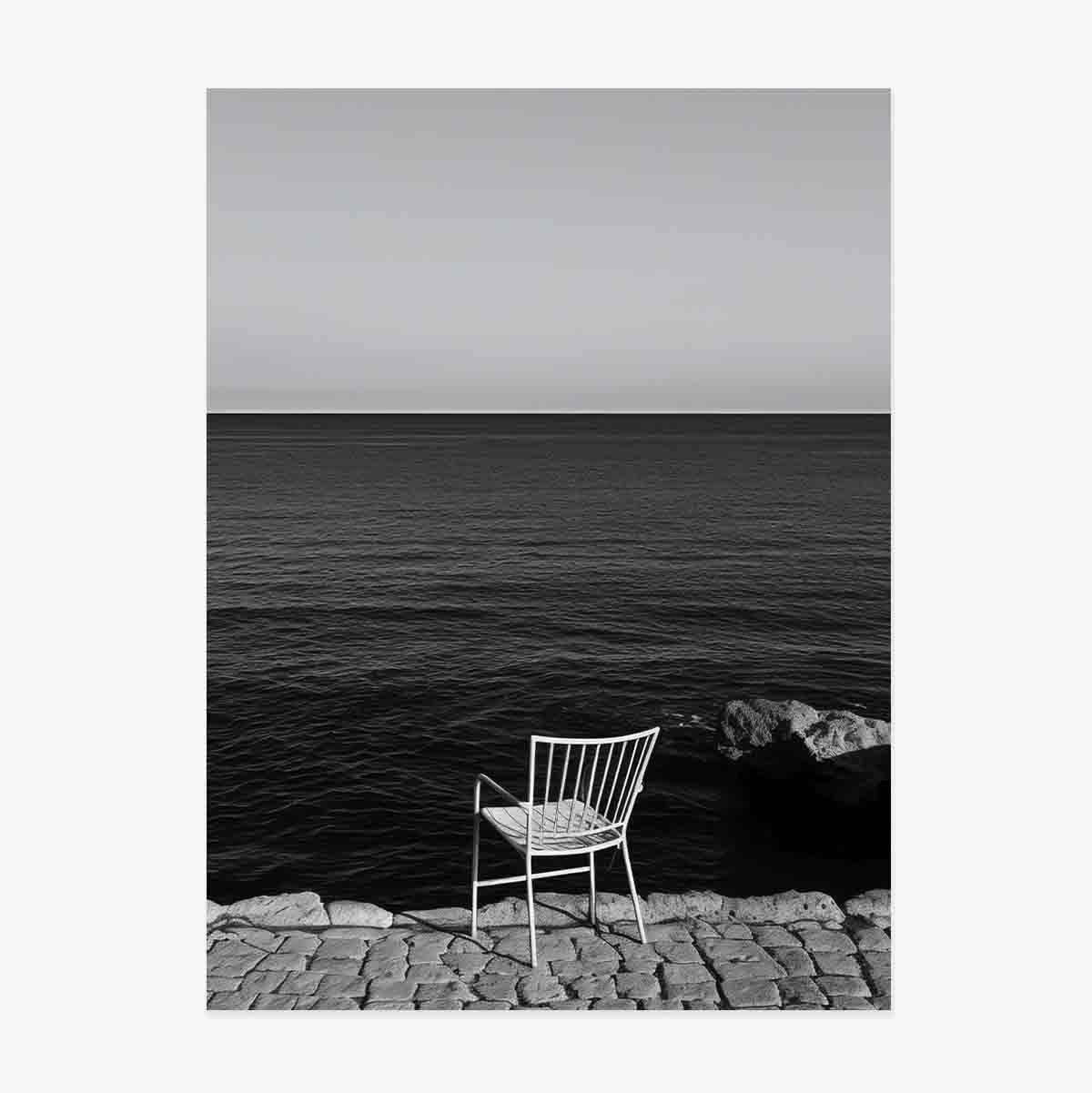 Poster: Ein einsamer Stuhl am Meer
