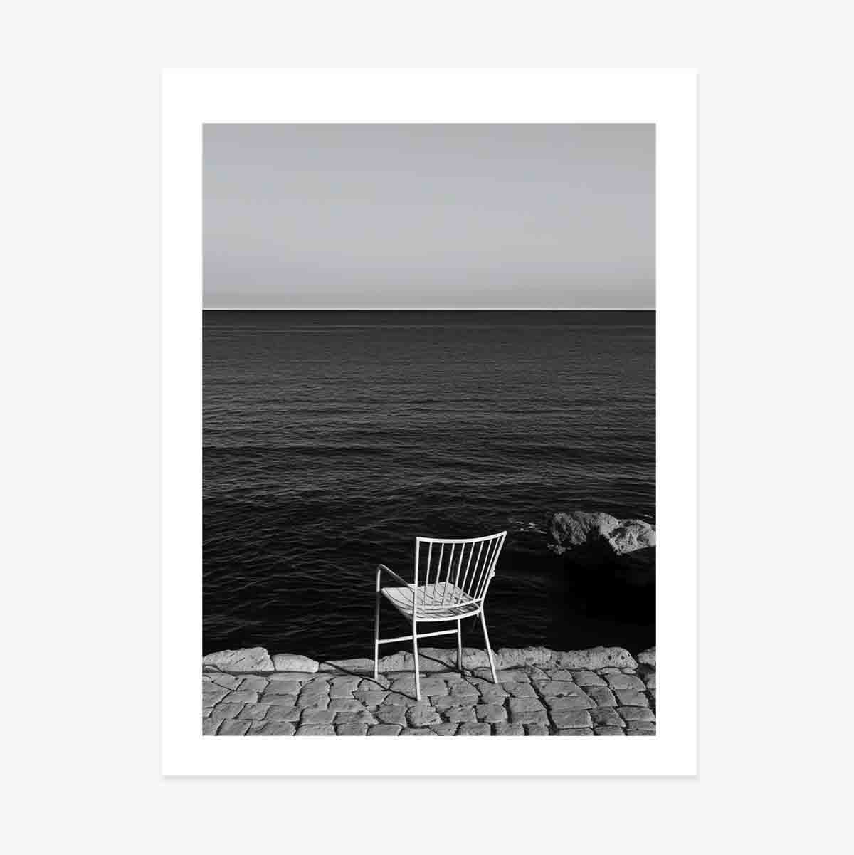 Poster: Ein einsamer Stuhl am Meer